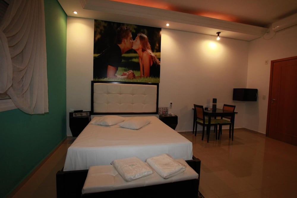 Фото Liverpool Hotel & Motel