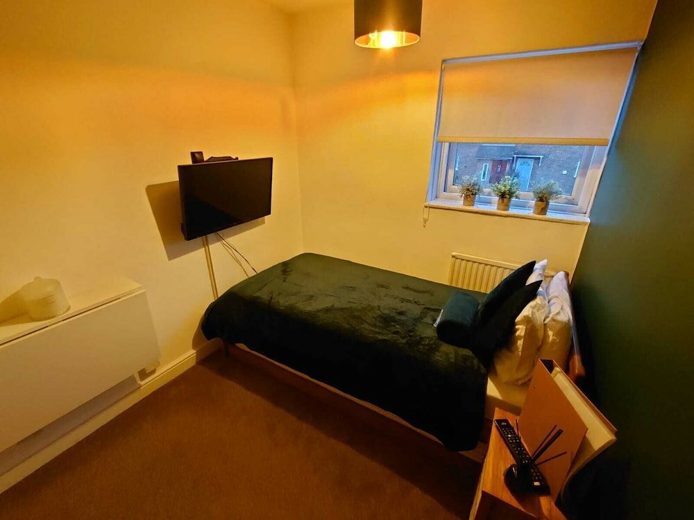 Фото Lovely Rooms in a Quiet Place of Woking