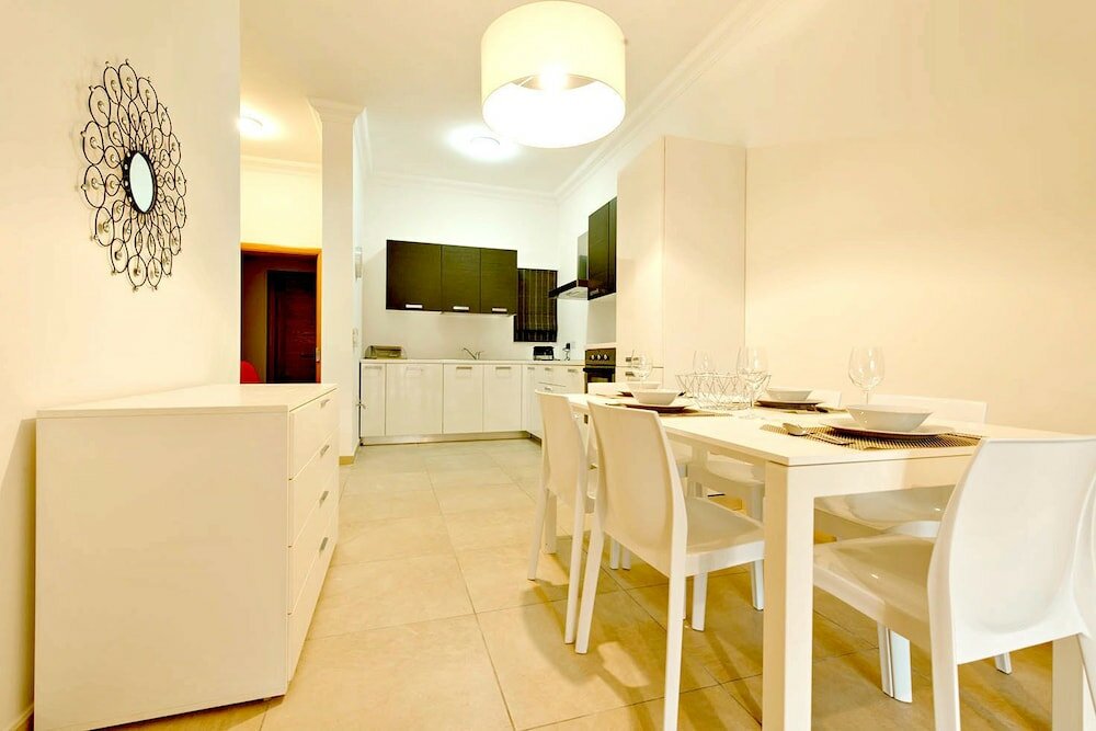 Фото Luxury Apt with Side Sea Views & Pool, Top Location