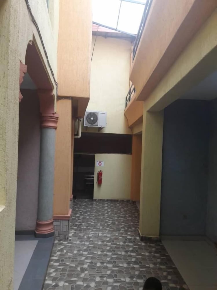 Фото Modern Villa Hotel