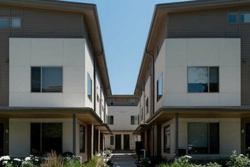 Гостиница The Mile High Townhome Walk to the Stadium