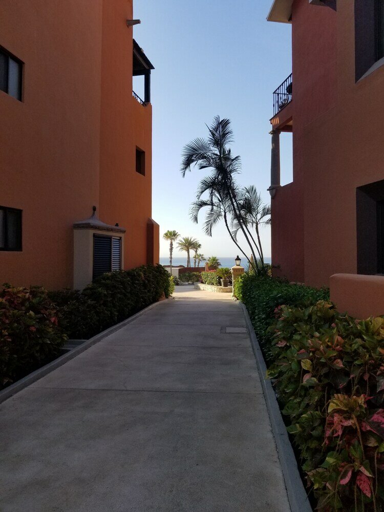 Фото 1 Minute to the Sand