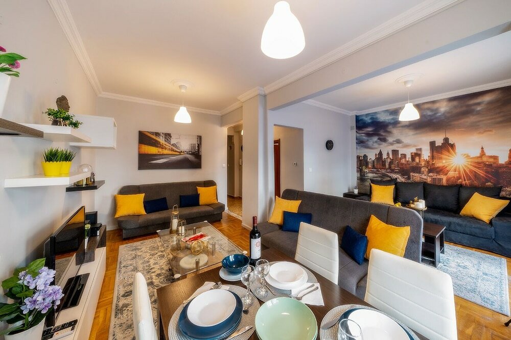 Фото Corona Deluxe Apt Must