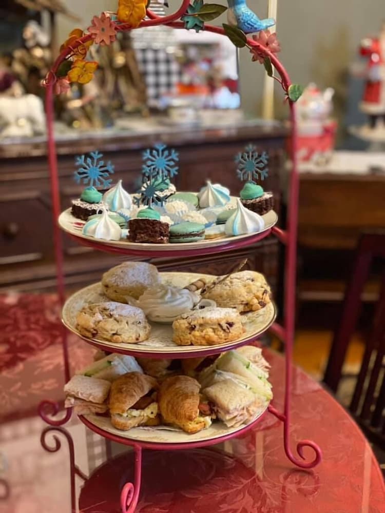 Фото Mathis House, A Victorian Bed & Breakfast and Tea Room at 600 Main