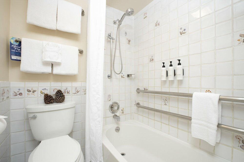 Фото GetAways at Olympic Village Inn