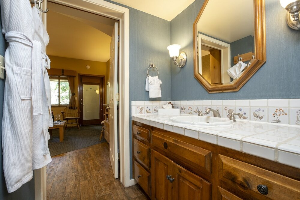 Фото GetAways at Olympic Village Inn