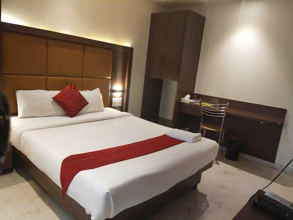 Фото Monarch Express