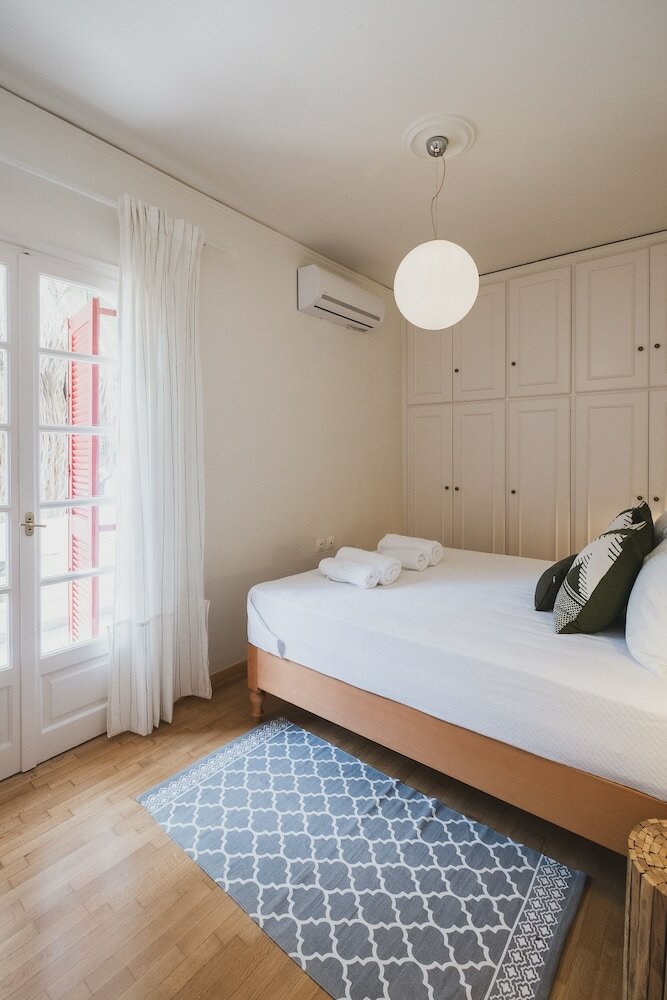 Фото Mid-Century Modern Villa Vintage Charm