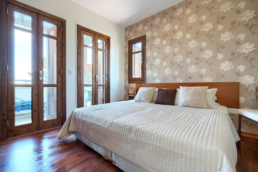 Фото Charming 2 bedroom apartment 'dc11' - with communal pool and resort facilities, Helios Heights village on Aphrodite Hills Resort