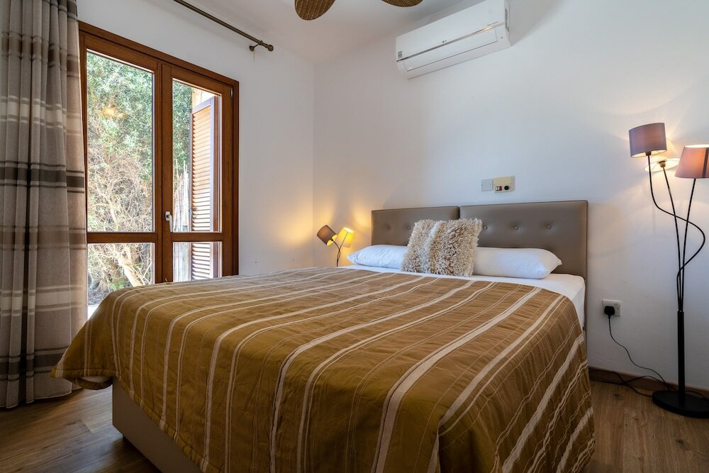 Фото Stunning 3 bedroom villa 'bz01' with private pool, stunning views, communal pool and resort facilities, Zephyros Village on Aphrodite Hills Re