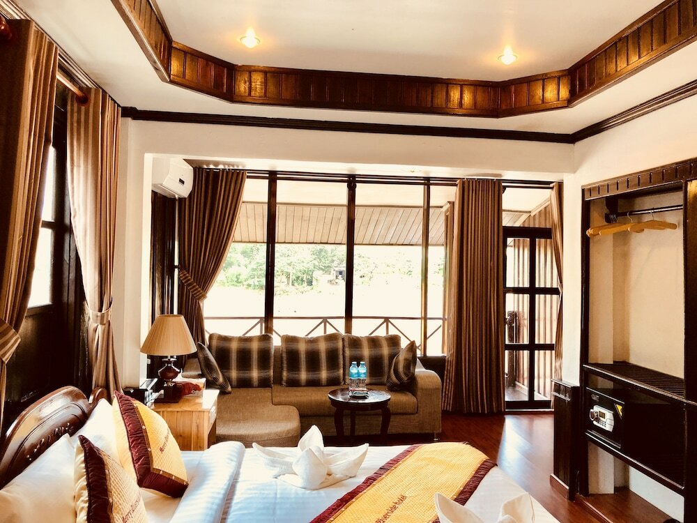 Фото Merry Riverside Hotel