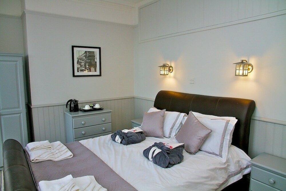 Фото The Leam Hotel