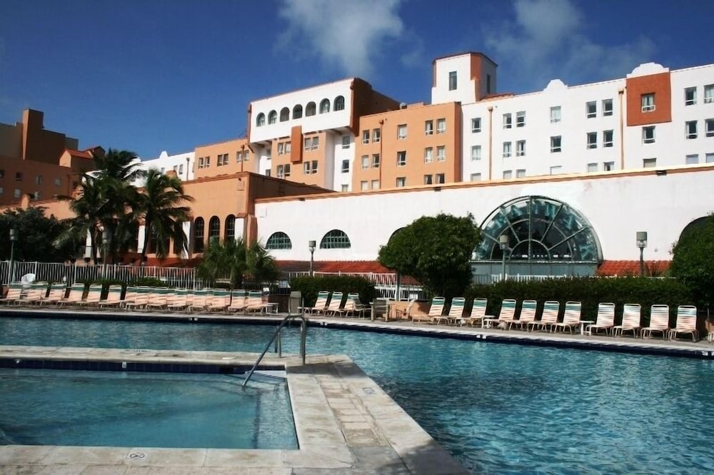 Фото Hollywood Beach Resort- Large Studio Sleeps 4