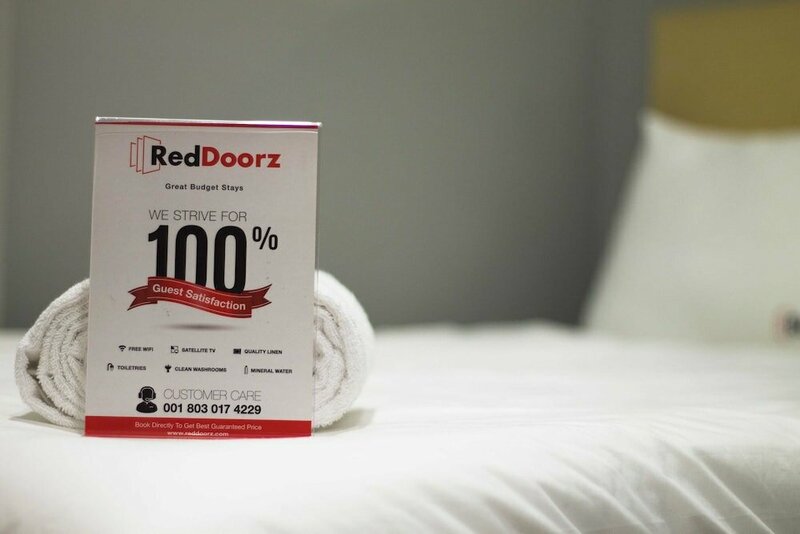 Гостиница RedDoorz Plus near Kuta Beach Lombok