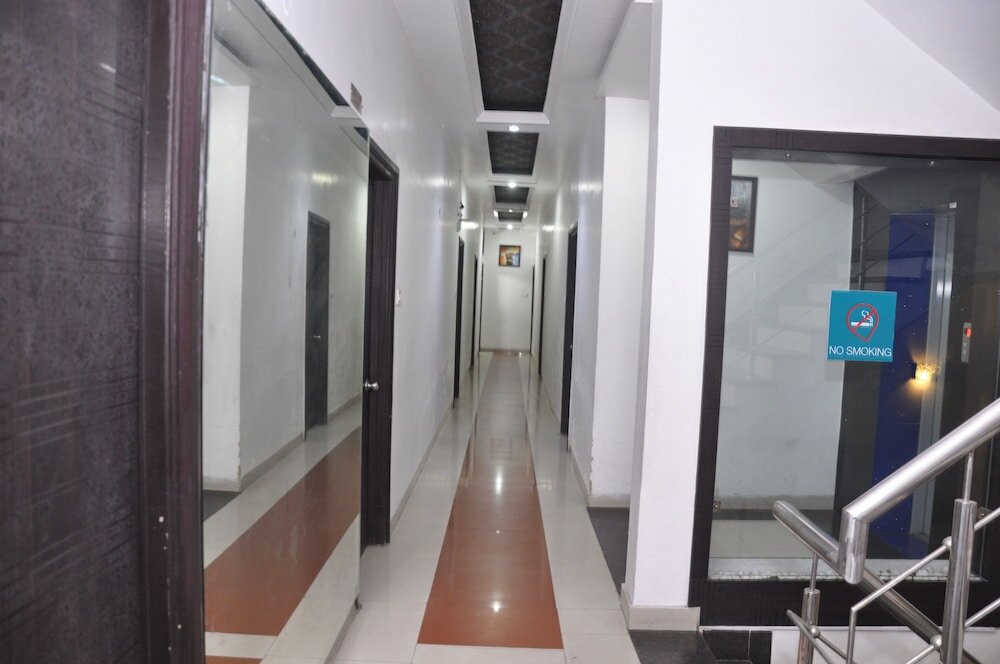 Фото Oyo 1673 Hotel Mm Yellowuds