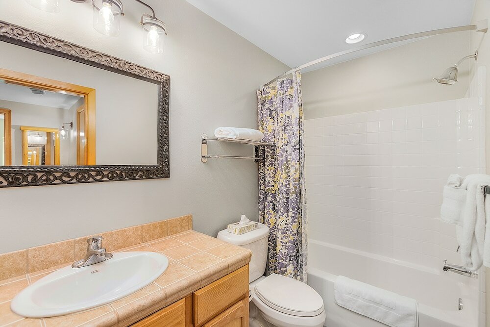 Фото Icicle Village Blizzard Pool Parking