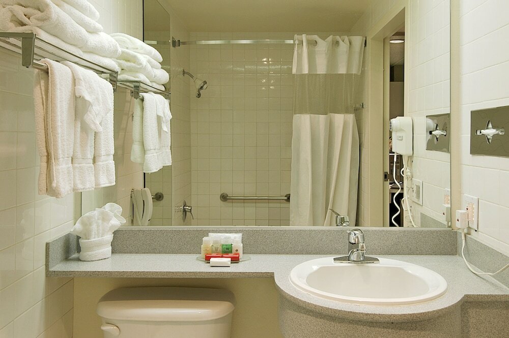 Фото Ramada Plaza by Wyndham West Hollywood Hotel & Suites