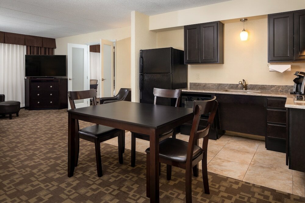 Фото Holiday Inn Hotel & Suites Charleston West, an Ihg Hotel