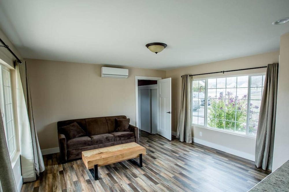 Фото Wine Suite at Rellik House. Winery & Alpaca Farm