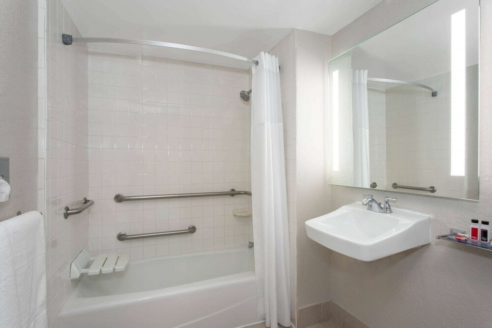 Фото Days Inn by Wyndham Orlando Conv. Center/International Dr