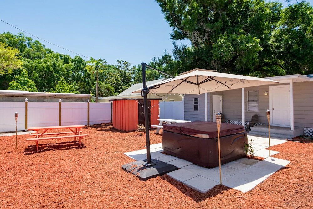 Фото Sleeps 4 Hot Tub Fenced Inn