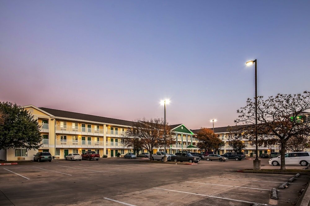 Фото HomeTowne Studios by Red Roof Austin