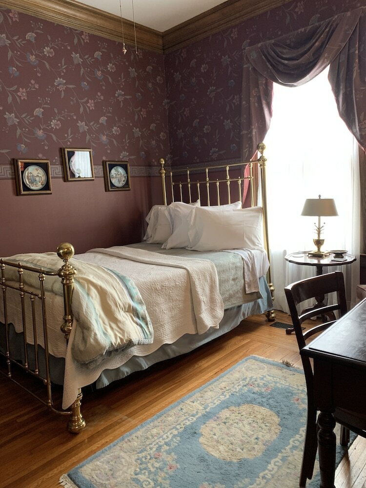 Фото Brass Pineapple Inn