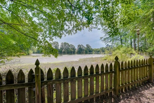 Гостиница Lakefront Raleigh Retreat ~ 7 Mi to Downtown! в Роли