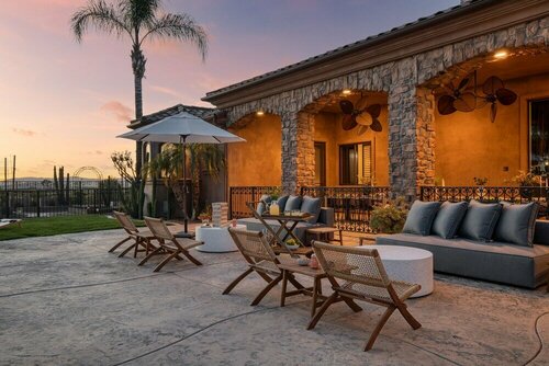 Гостиница Sky Lantern by Avantstay Stunning Oasis w Pool, Hot Tubs, Volley Ball Court & Home Office! в Темекуле