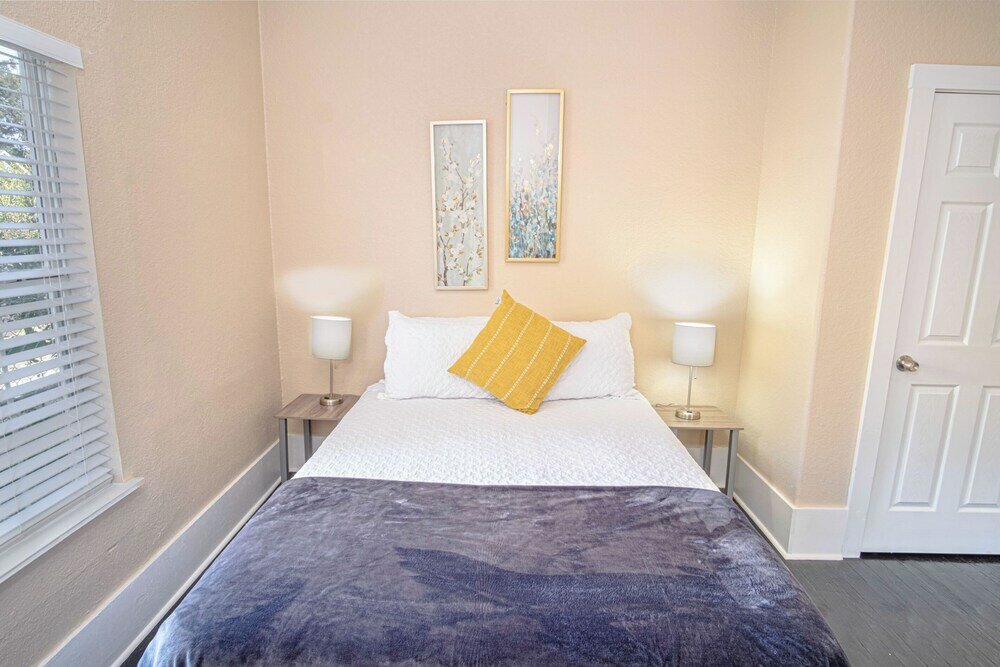 Фото 3 Br/1 Ba Remodeled Home Near Downtown