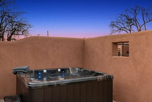 Гостиница Casa Galeria - Luxury Rental With Hot Tub, Walk Everywhere