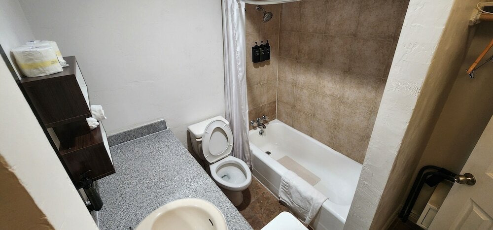 Фото B&j Hotel and Apartment