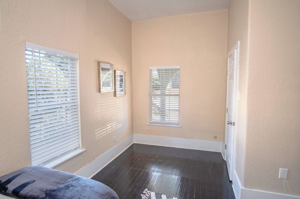 Фото 3 Br/1 Ba Remodeled Home Near Downtown