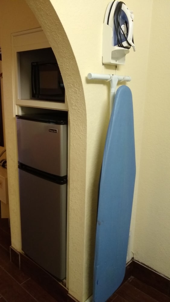 Фото Econo Lodge Inn & Suites West - Energy Corridor