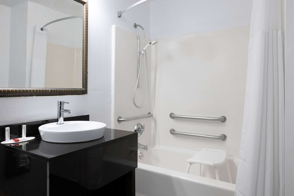 Фото Super 8 by Wyndham Pensacola