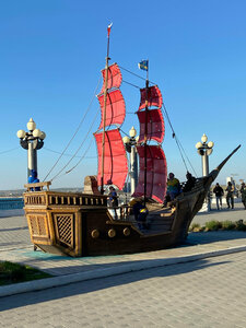 Ship Scarlet Sails (Naberezhnaya ulitsa, 21), landmark, attraction