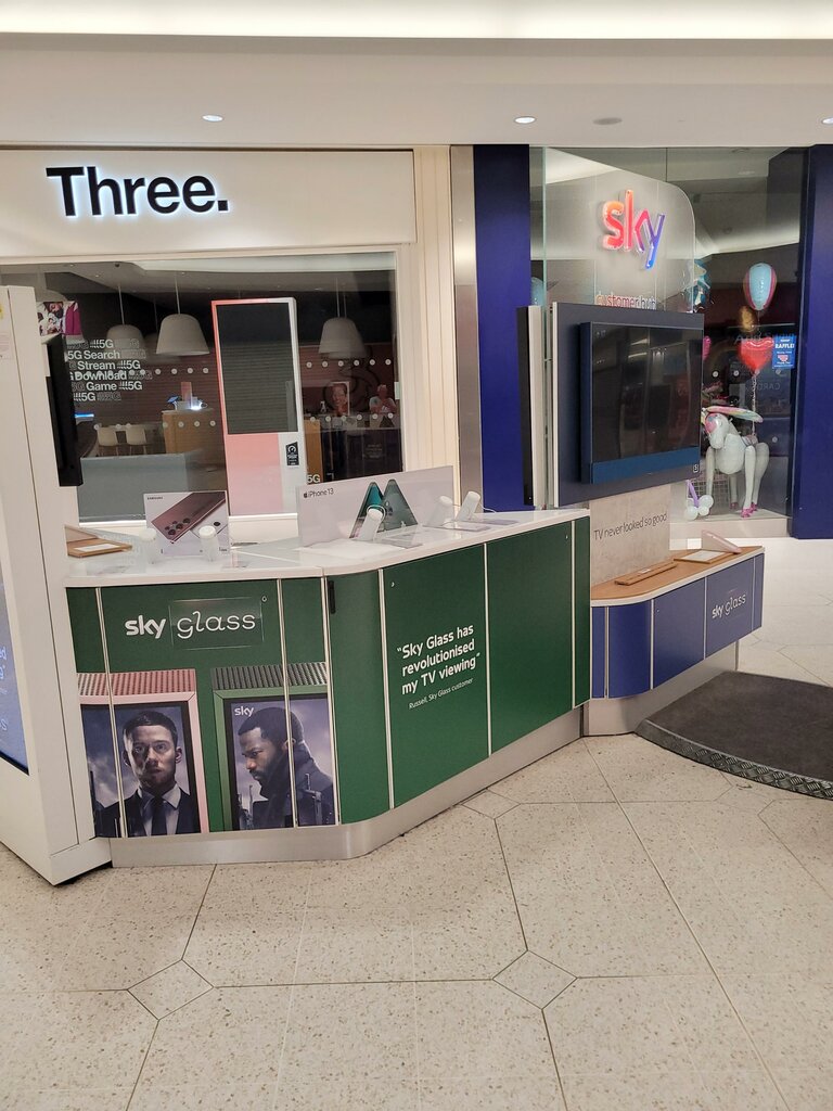 Mobile phone store Sky, Watford, photo