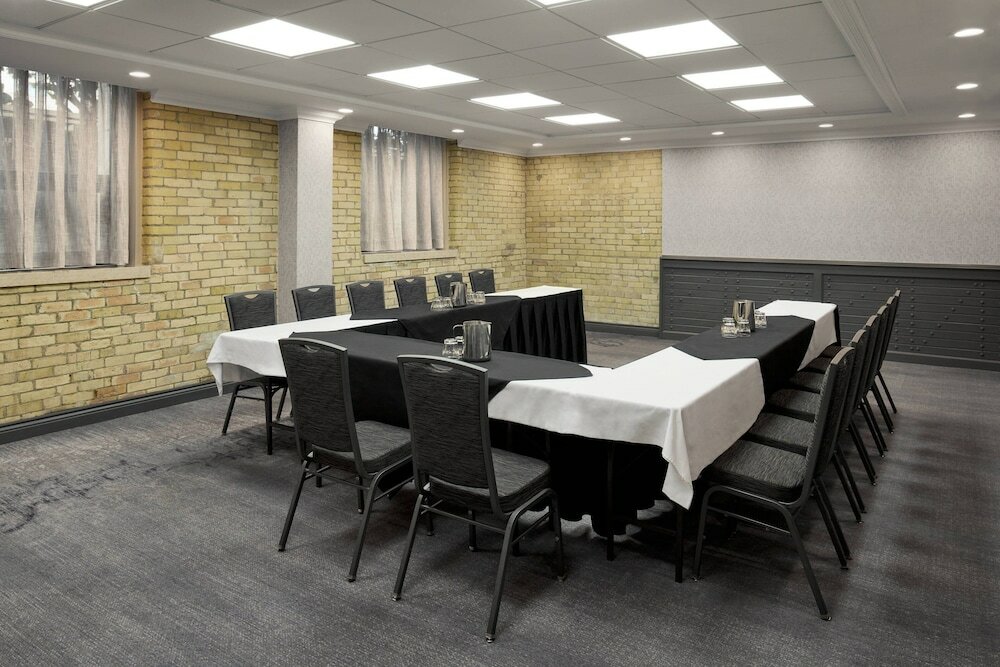 Фото Delta Hotels by Marriott London Armouries