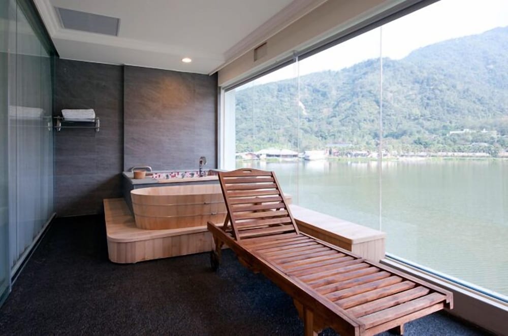 Фото Lakeside Resort Hotel