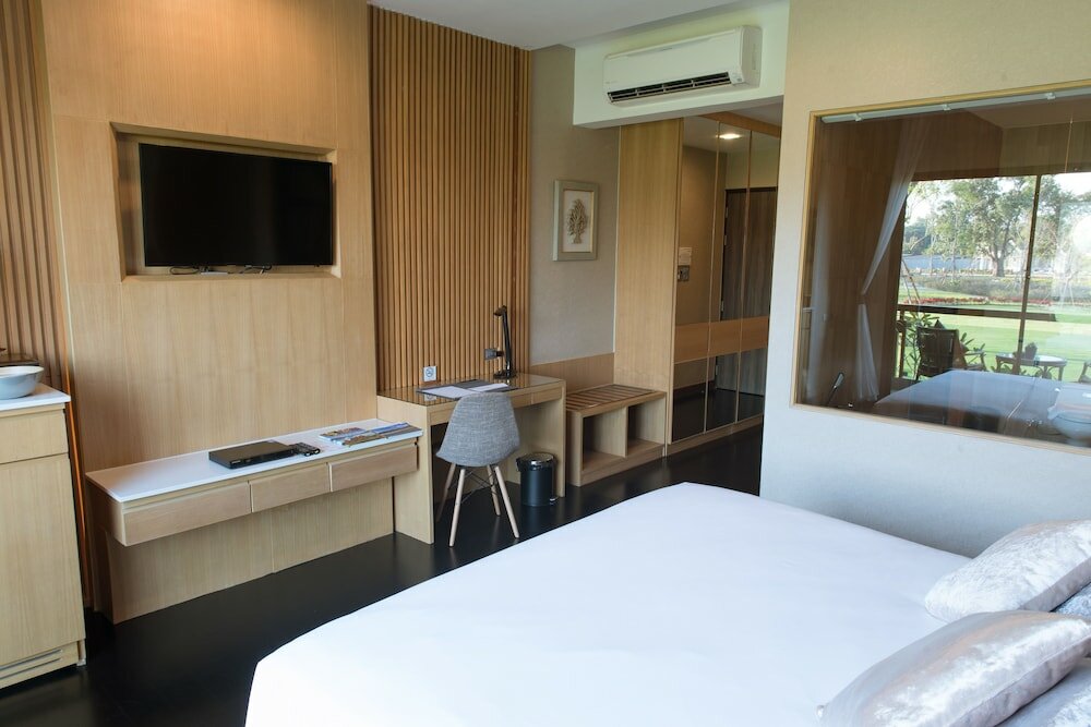 Фото Отель North Hill City Resort