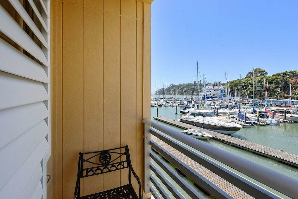 Фото Waters Edge Hotel