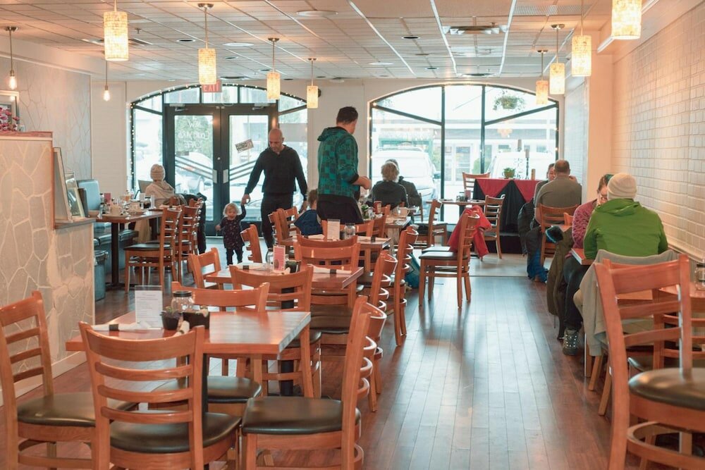 Фото Harrison Lake Hotel