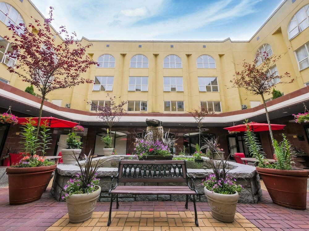 Фото Harrison Lake Hotel