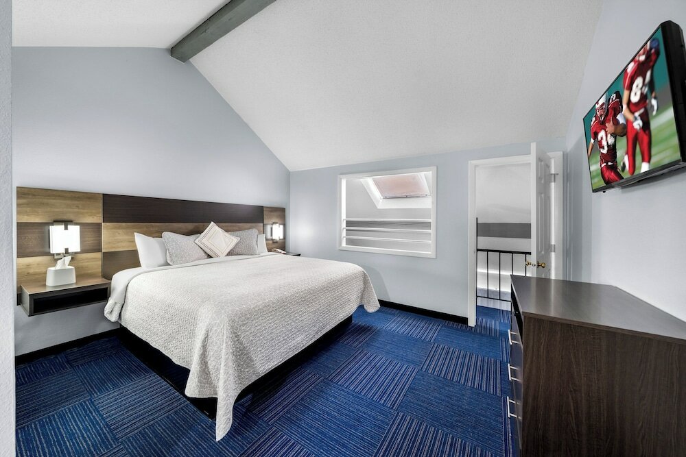 Фото Admiralty Inn & Suites