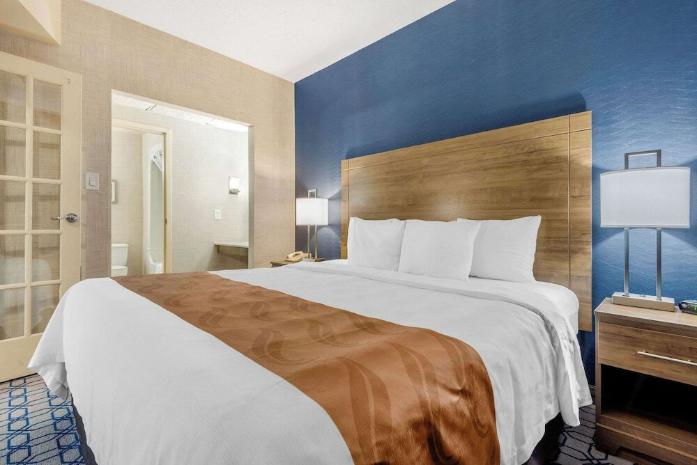 Фото Quality Suites Whitby