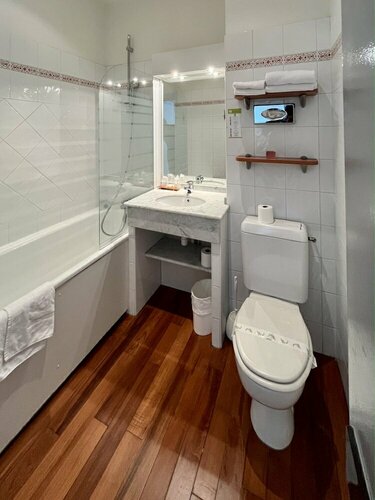 Внешний вид отеля Hotel Colbert в Сен-Жан-де-Люзе, фото 4