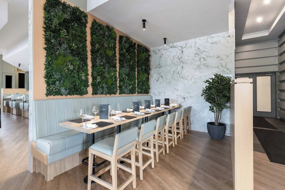 Фото Sandman Signature Toronto Airport Hotel