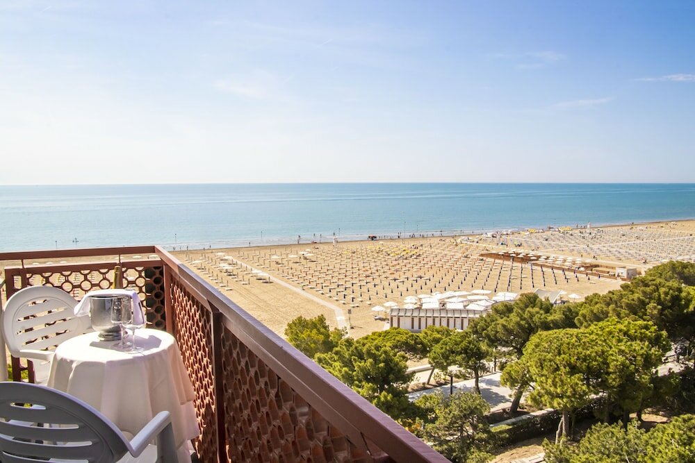 Фото American Hotel