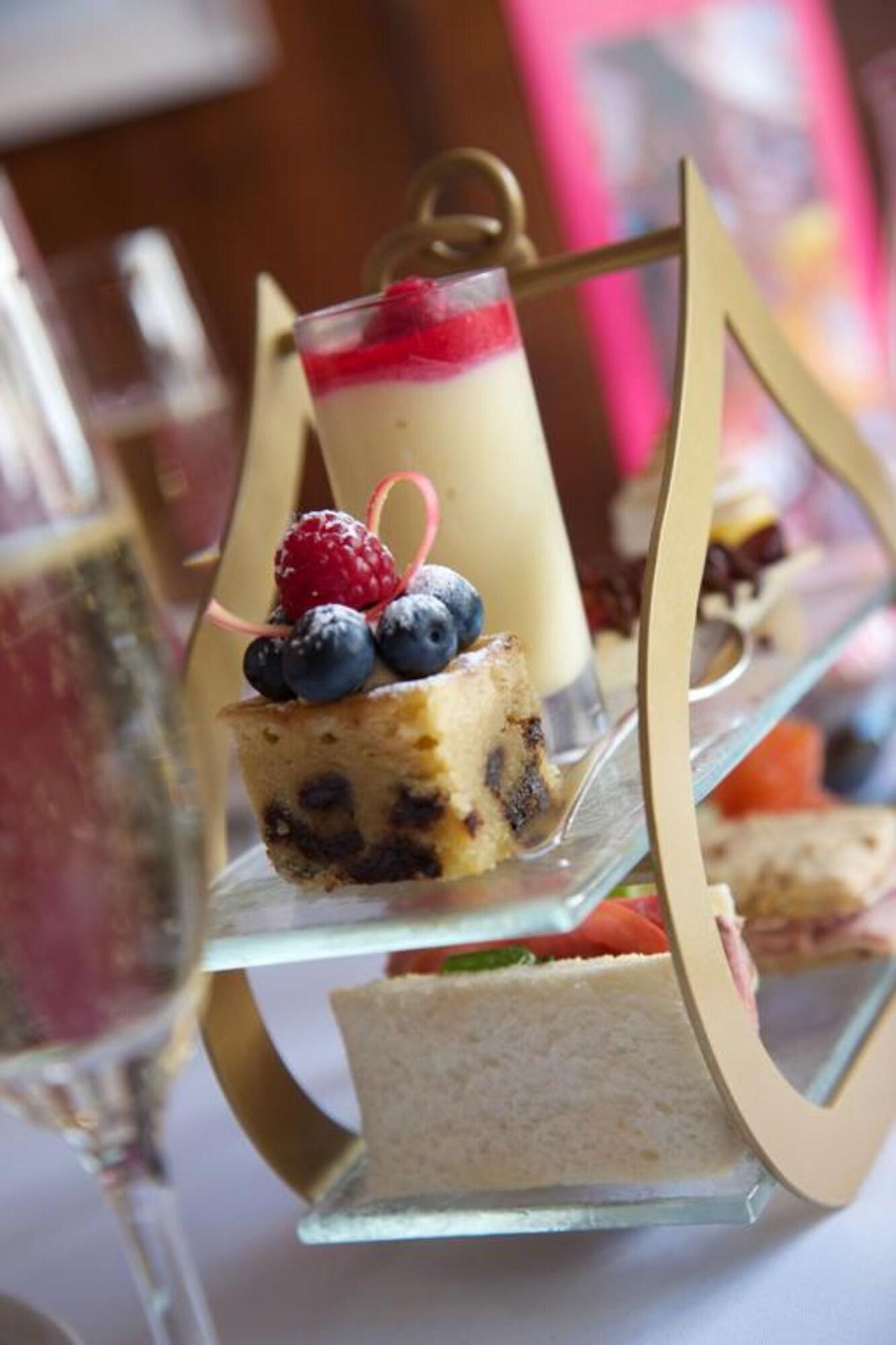 Фото The Feathers Hotel