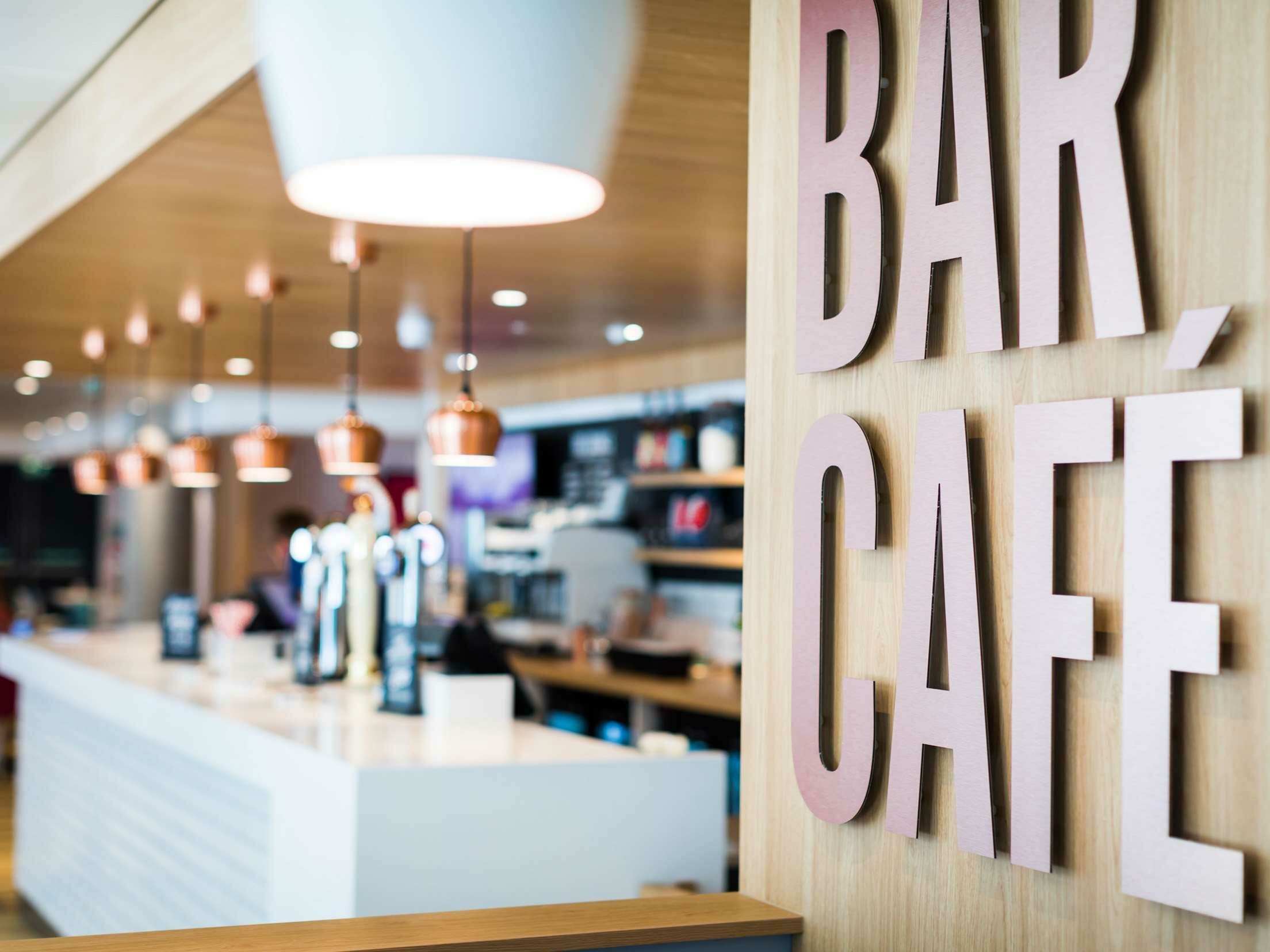 Фото Travelodge Camberley Central